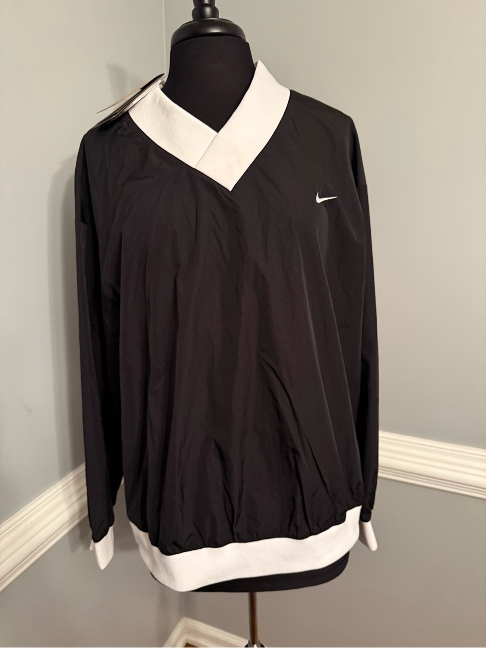 Nike Black and White V‑Neck Pullover Windbreaker